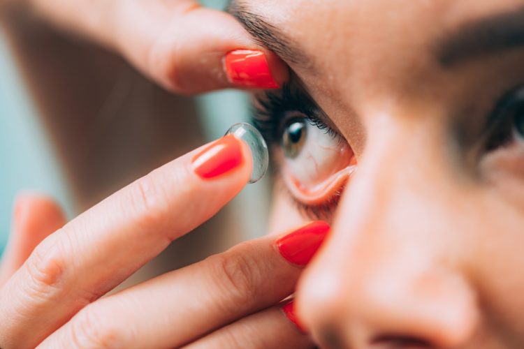 Lunettes de soleil ou lentilles de contact ? Chacun son style…