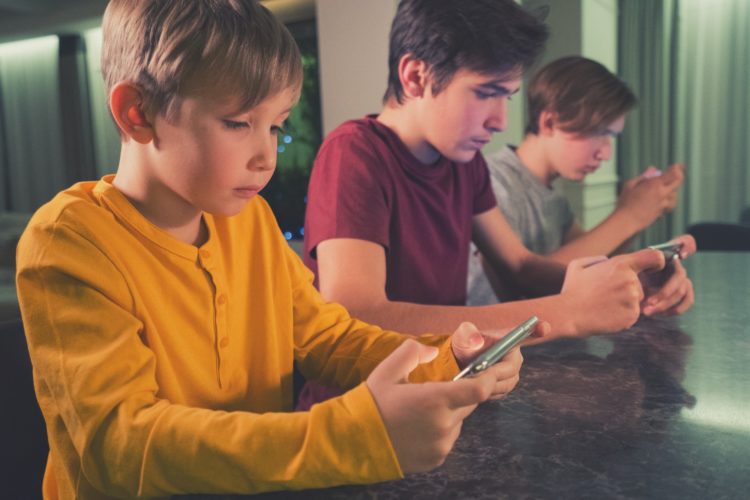 Les réseaux sociaux et les enfants: une génération électronique