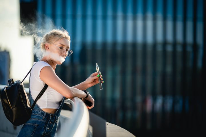 Vapoter une cigarette électronique